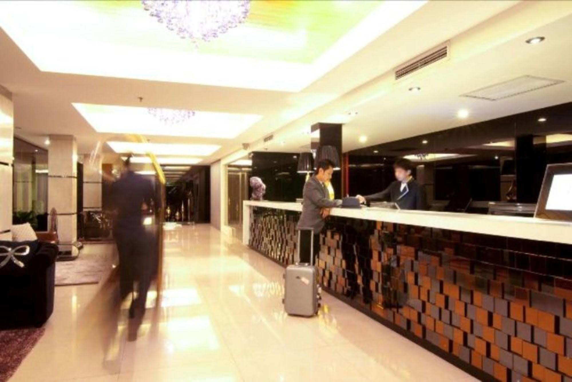Rashmi'S Plaza Hotel ויינטיאן מראה חיצוני תמונה